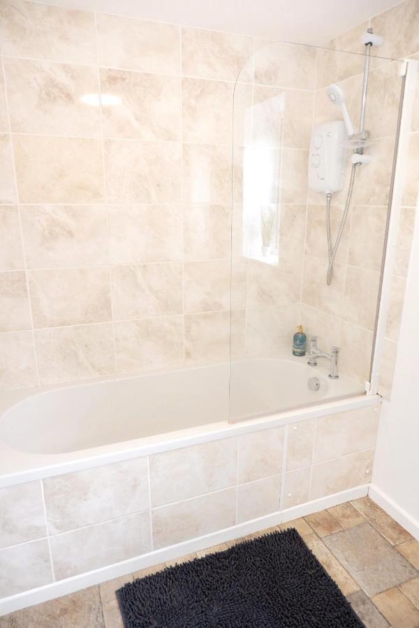 Comfortable And Cozy 4-Bedroom House Near The Hospital CBG Εξωτερικό φωτογραφία